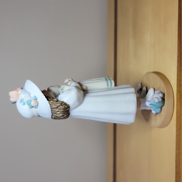 1992 Jan Hagara "Tiffany" Porcelain Figurine - Picture 4 of 9